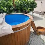 Lugas Miskolctapolca 2 Hálószoba Dézsa és Jakuzzi Közel A Barlangfürdőhöz