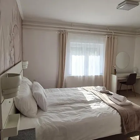 Lugas Miskolctapolca 2 Haloszoba Dezsa Es Jakuzzi Koezel A Barlangfuerdohoez Apartment