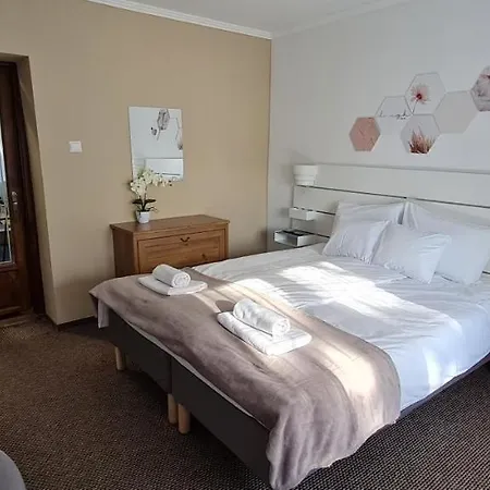 Apartment Lugas Miskolctapolca 2 Haloszoba Dezsa Es Jakuzzi Koezel A Barlangfuerdohoez *