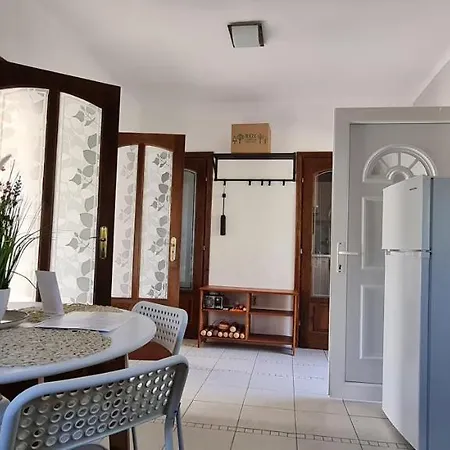Lugas Miskolctapolca 2 Haloszoba 50m2 Dezsa Es Jakuzzi Koezel A Barlangfuerdohoez Διαμέρισμα *