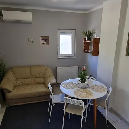 Lugas Miskolctapolca 2 Haloszoba Dezsa Es Jakuzzi Koezel A Barlangfuerdohoez Apartment